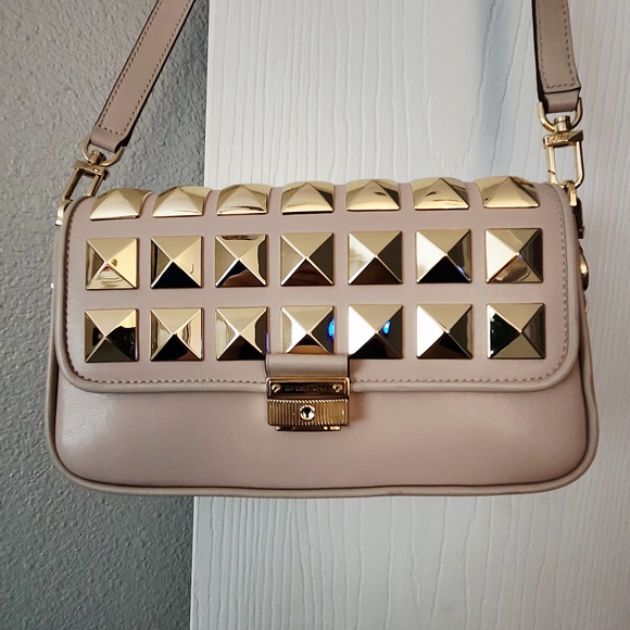 Michael Kors Beige Shoulder Bag with Gold Accents - Picture 1 of 5